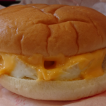 朝マック新定番「ベーコンエッグマックサンド」食べてみた！ハッシュポテトよりアッサリで驚愕です！